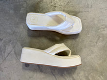 Load image into Gallery viewer, Lucie Wedge Sandal// White
