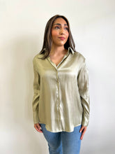 Load image into Gallery viewer, Satin Lovin&#39; Button Up// Sage
