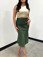 Load image into Gallery viewer, Off Duty Skirt / Forest
